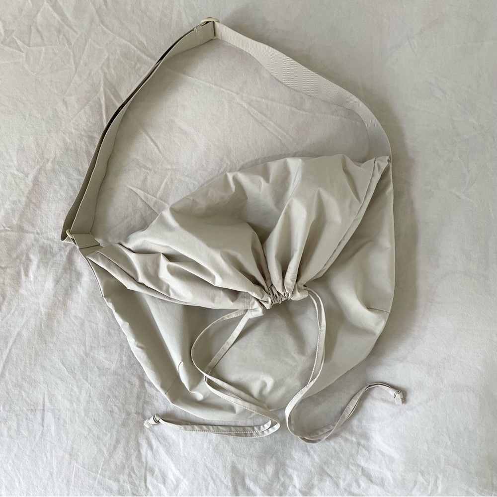 uniqlo u drawstring bag in beige white